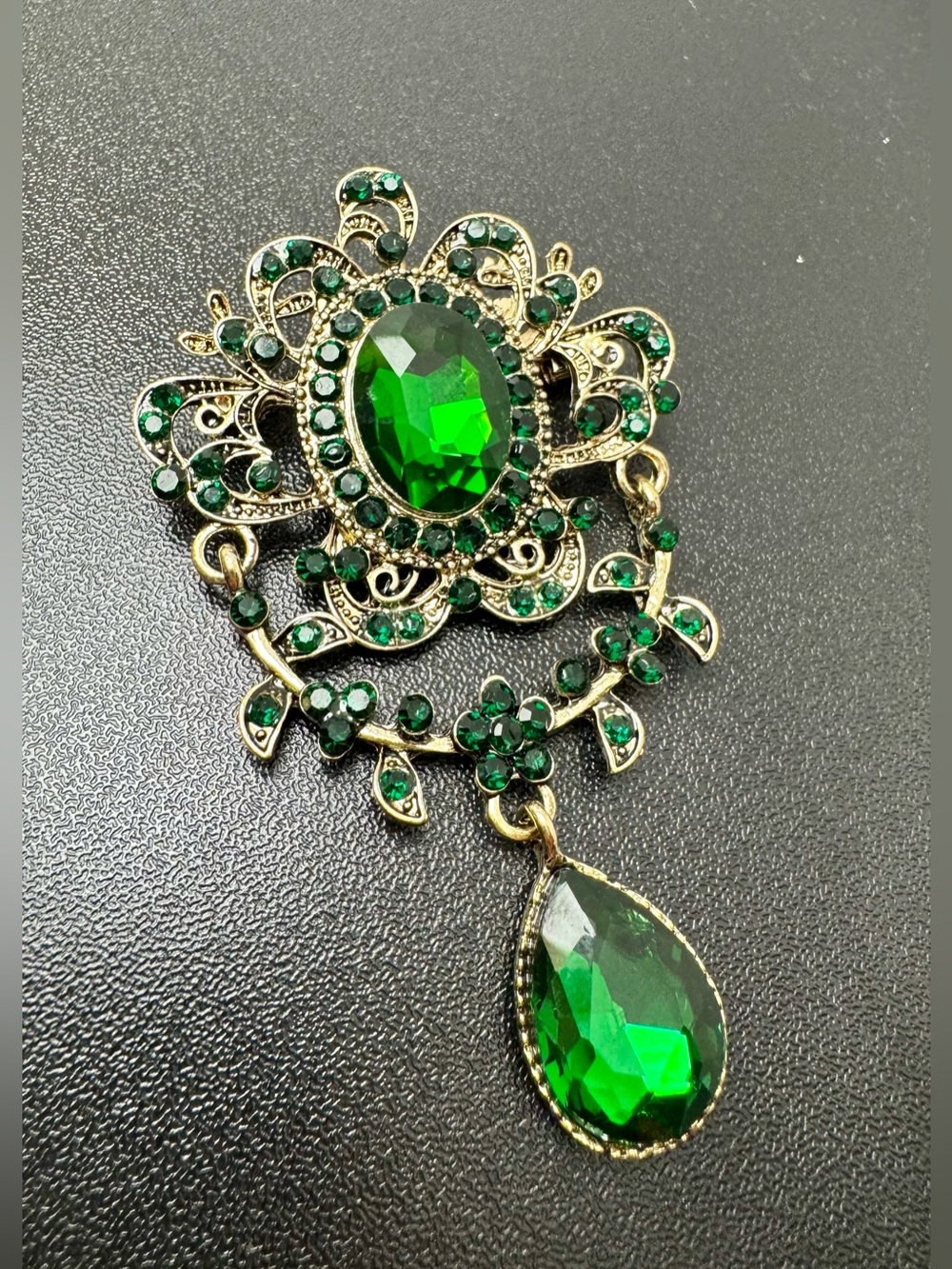 Vintage-Inspired Emerald Green Filigree Pendant Brooch